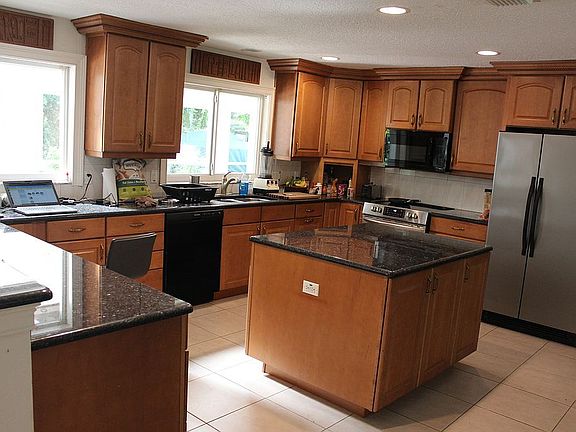 4th image of 303 Chastain Rd
