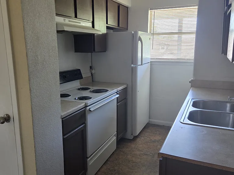 601 Harbour Ave #208 — Photo 4