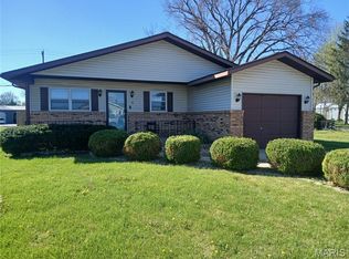9 N Main St, Moro, IL 62067