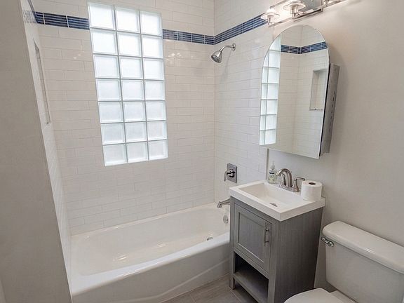 3rd image of 627 4th St NE #3