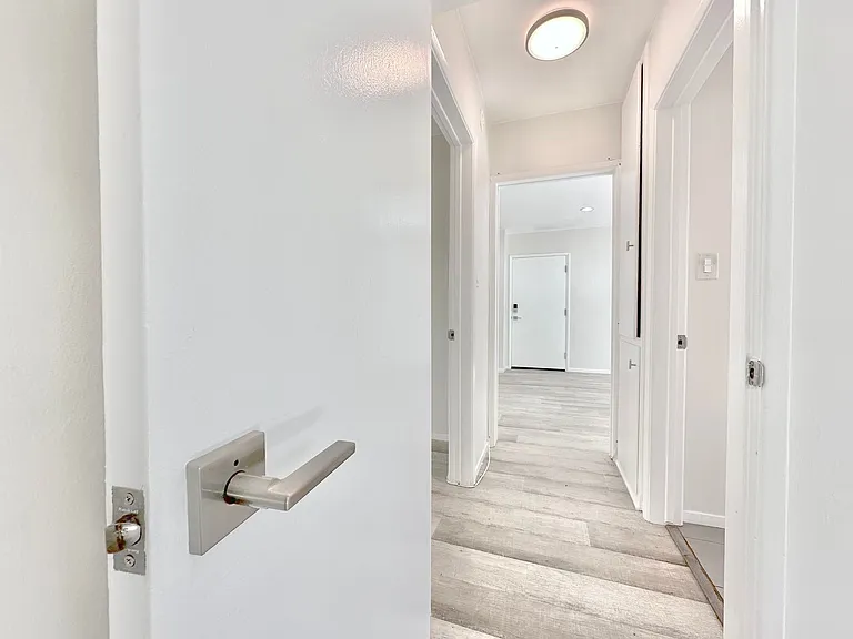 1676 Manning Ave — Photo 9