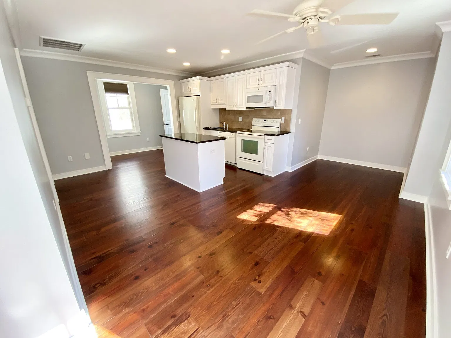 1 bed, 1.0 bath, 575 sqft, $1,675 — Photo 3