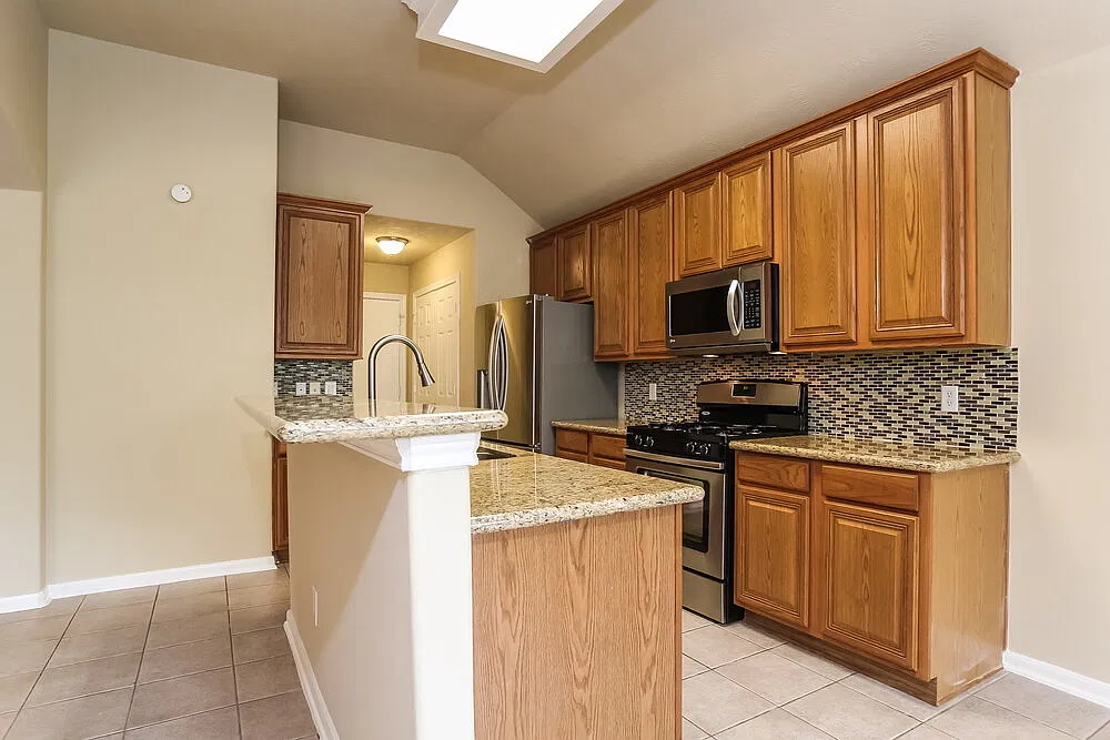 3 bed, 2.0 bath, 1973 sqft, $2,085 — Photo 4