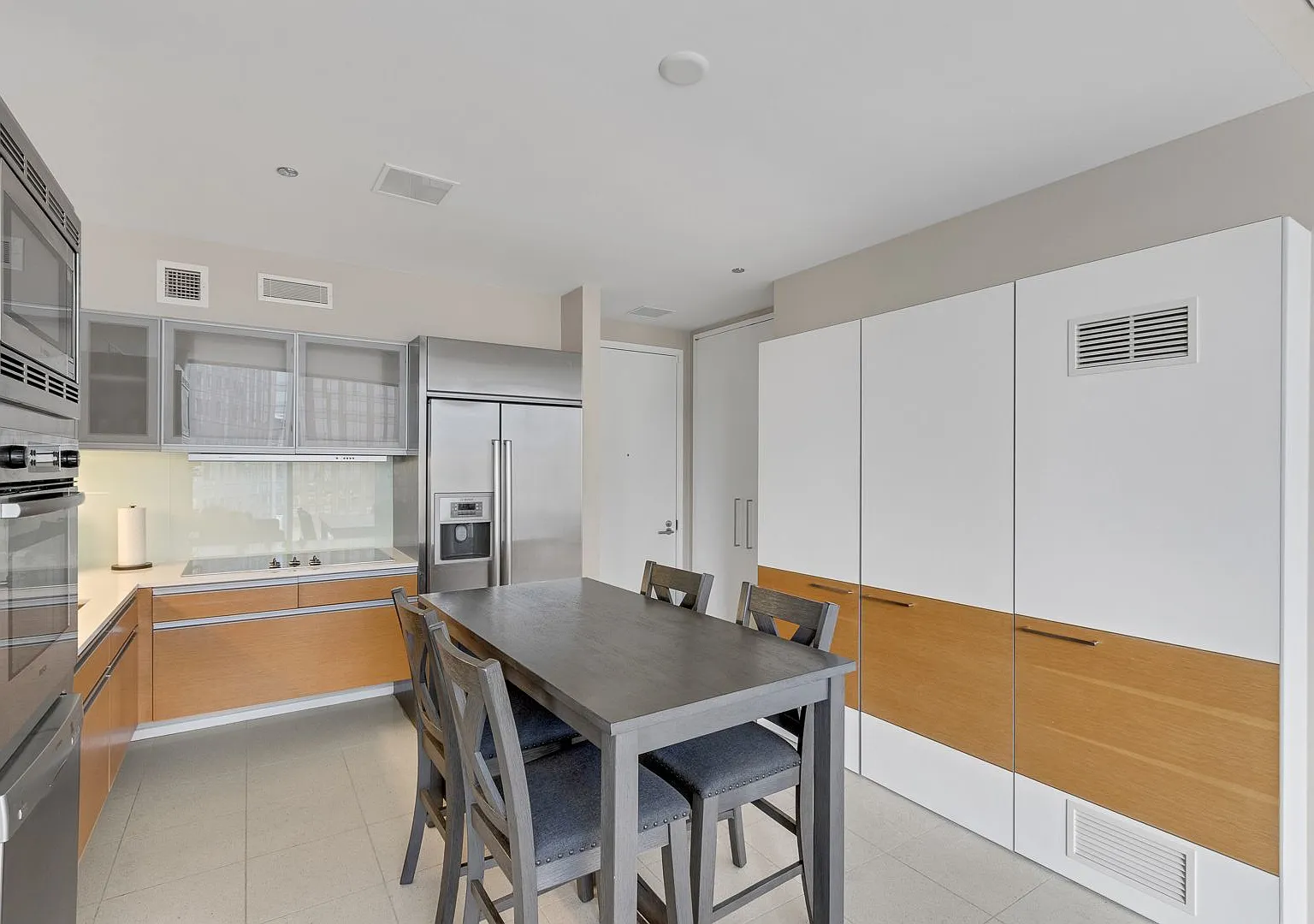 Fully Furnished Gorgeous One Bedroom With South Strip View — Photo 3