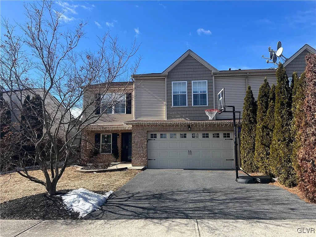 1022 Hogan Way photo 1