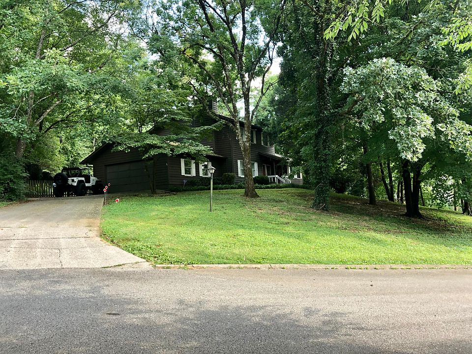 Driveway from street - on a quiet culdesac.