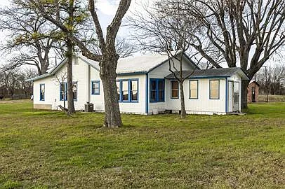 3 bed, 1.0 bath, 1216 sqft, $1,600 — Photo 3