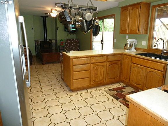 4th image of 15211 SE 13th Cir