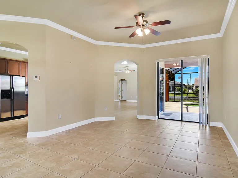 2110 SW 38th Ter — Photo 3