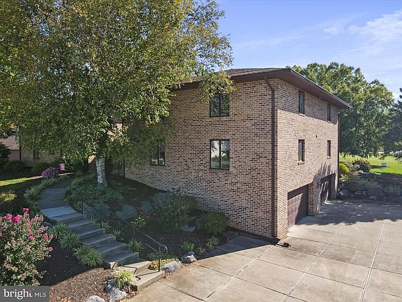 2nd image of 5850 Fairway Dr W #2
