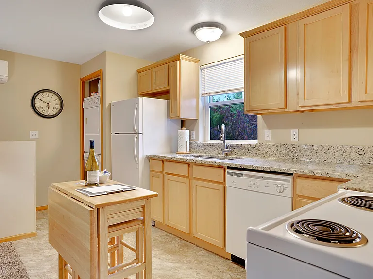 731 Elm St SW #A — Photo 5