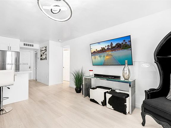 3rd image of 6061 Collins Ave APT 10E
