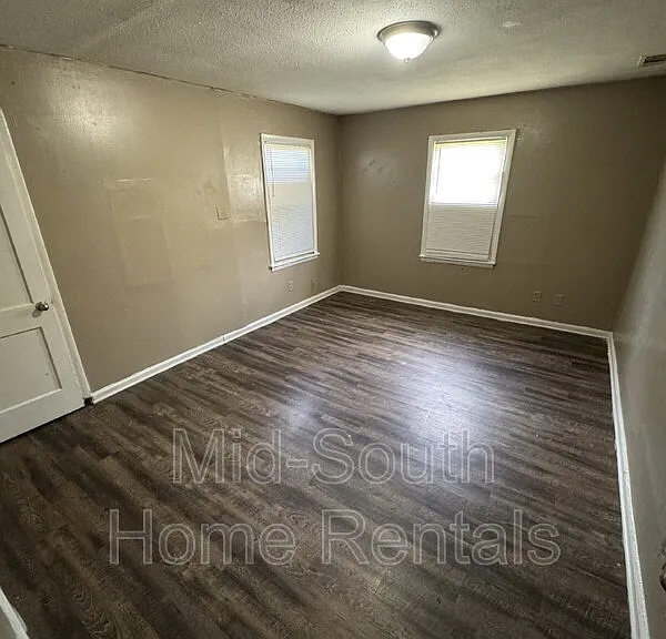 1604 Echles St — Photo 6
