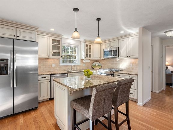 5th image of 15 Ticonderoga Ln