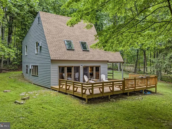 221 Mountainside Rd, Berkeley Springs, WV 25411