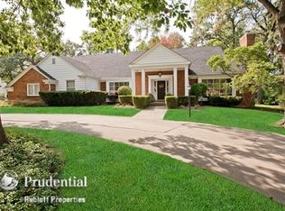 19 Cambridge Dr, Oak Brook, IL 60523