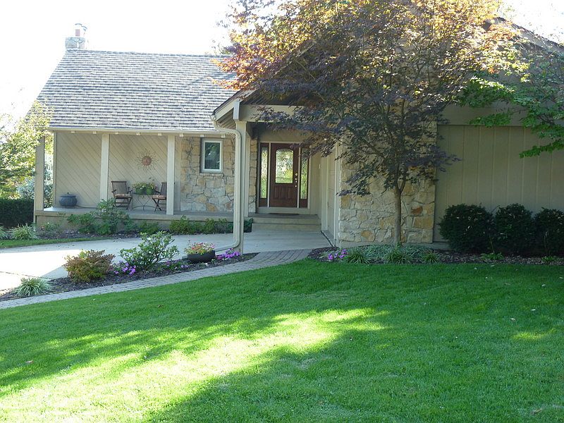 1st image of 111 NW Teakwood St