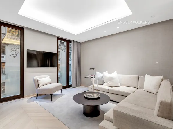 685 5th Ave, New York, NY