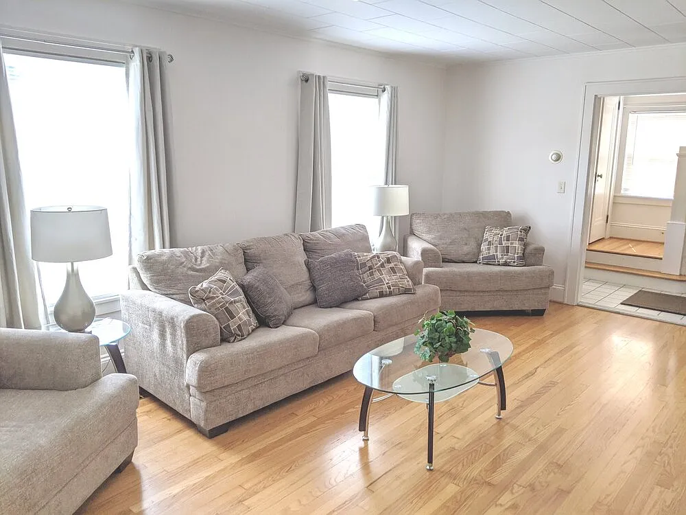 5 bed, 1.5 bath, 1700 sqft, $880 — Photo 3