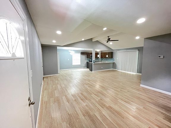 2nd image of 709 S Hunters Glen Cir
