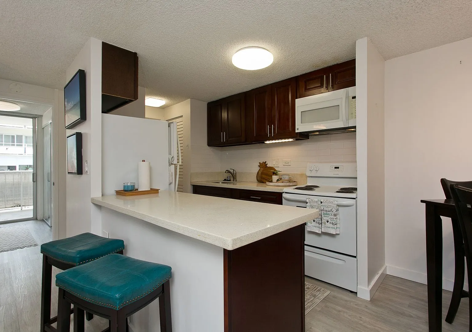 Move-in ready fully furnished beautiful 1 bedroom in Waikiki! — Photo 4