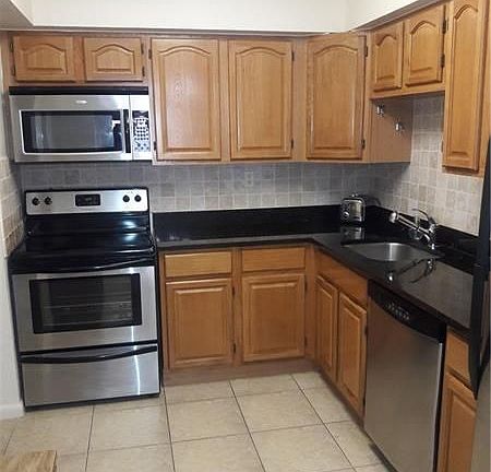 4th image of 330 SE 19th Ave APT B