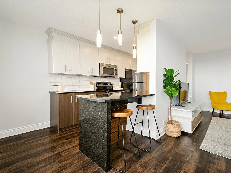 90 Woodridge Cres