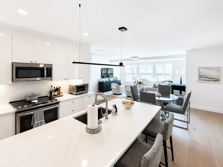 654 E Broadway #302 — Photo 1