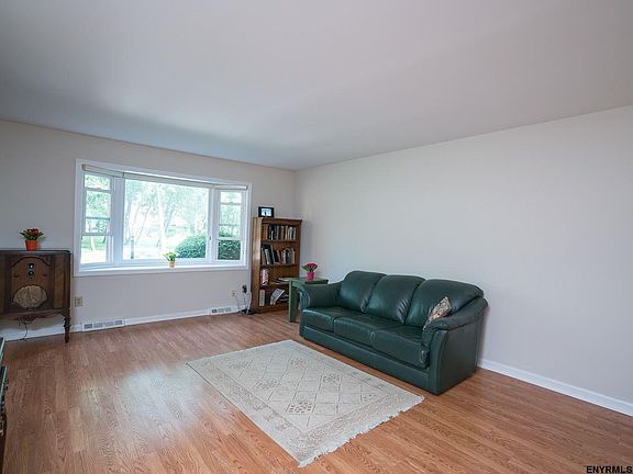 3rd image of 165 Williamsburg Ct