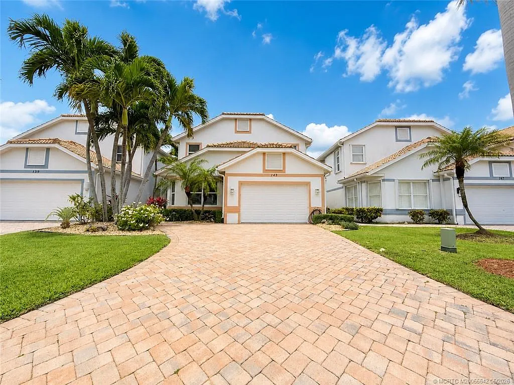 3 bed, 2.5 bath, 2241 sqft, $3,500 — Photo 2