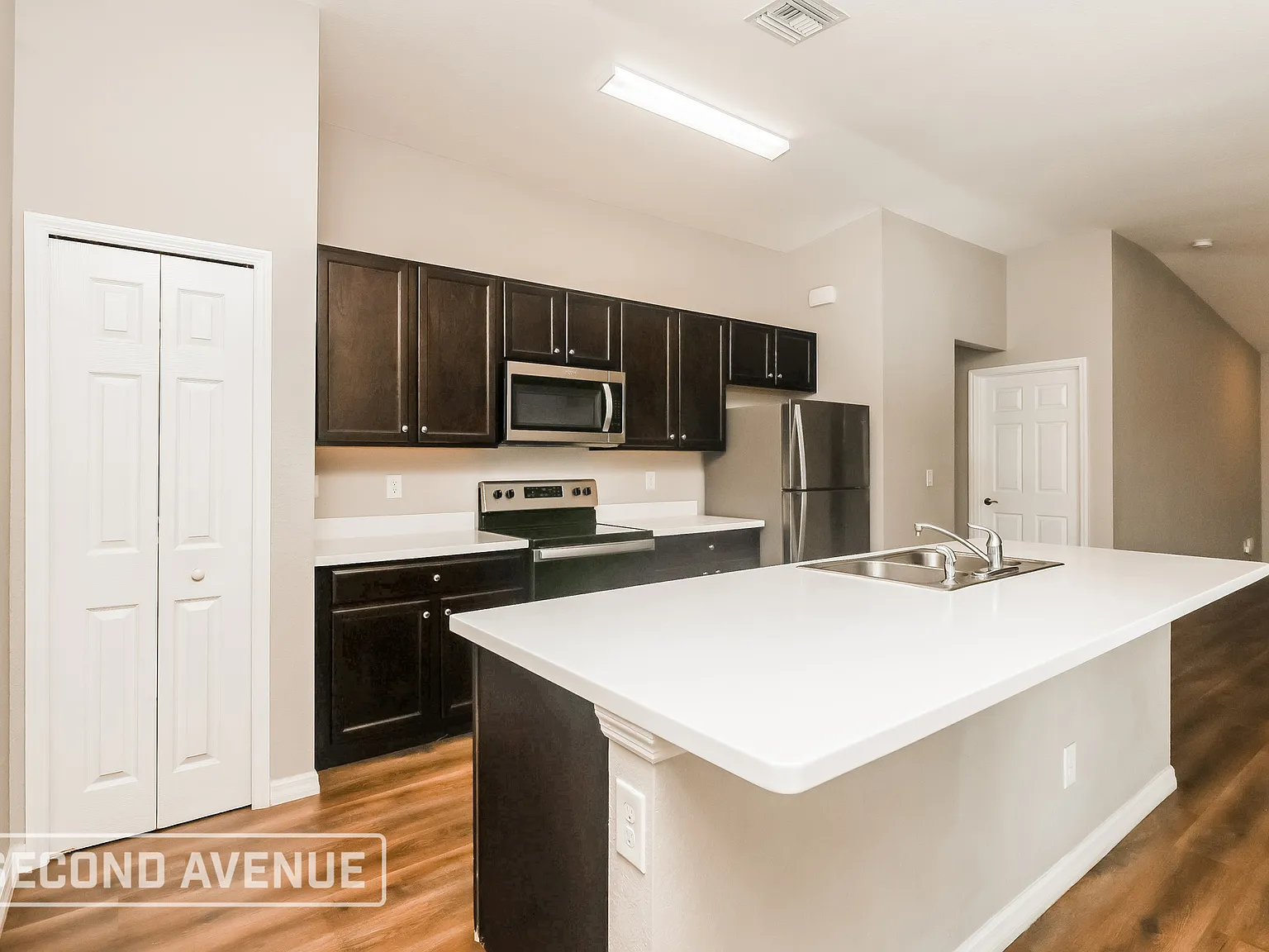 4 bed, 2.0 bath, 1833 sqft, $2,360 — Photo 3