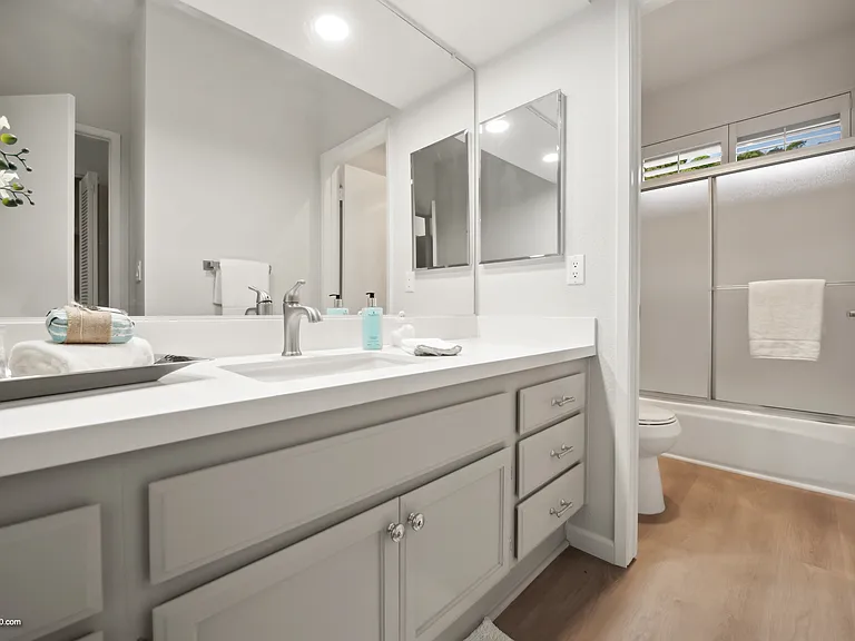 Primary en suite bath
