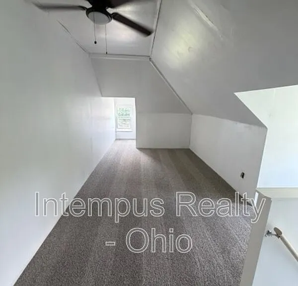 550 W Myrtle Ave — Photo 3