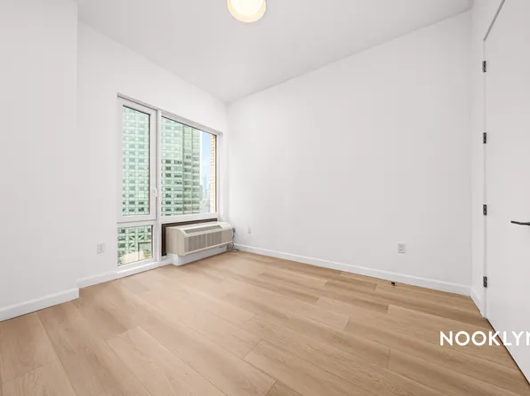 26-04 Jackson Avenue image 6 of 42