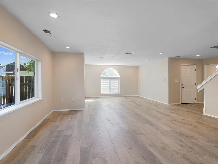 915 Kinley Ave NW — Photo 14