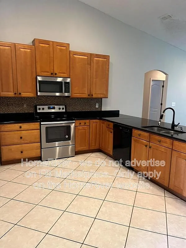 4 bed, 2.0 bath, 2062 sqft, $2,195 — Photo 4