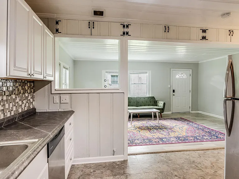 1228 E Henry St — Photo 8