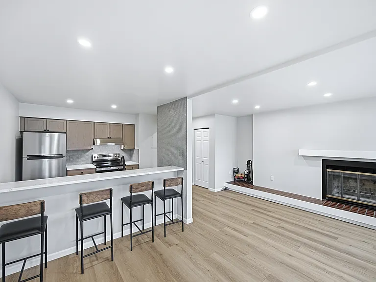 264 Eagle Dr — Photo 2