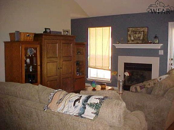 2nd image of 821 Sugarbush Ln