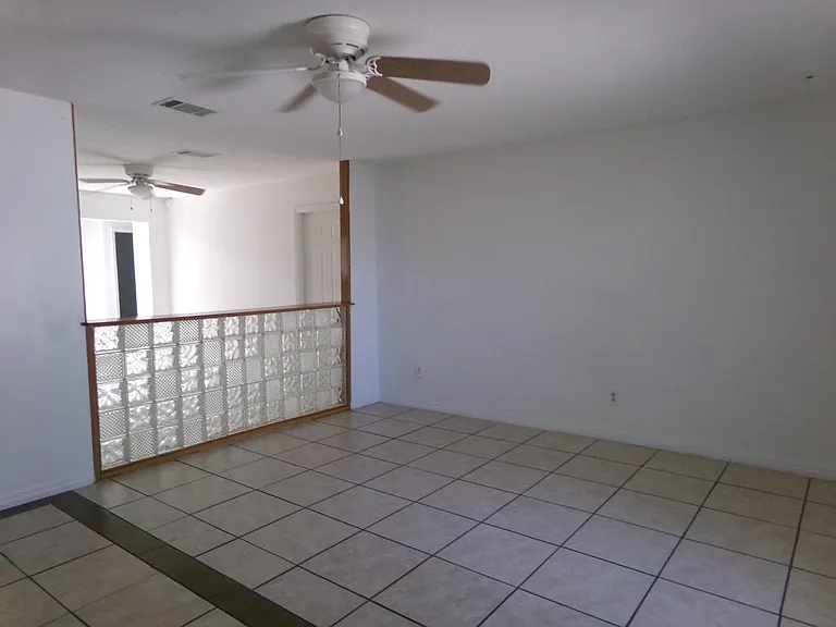 1380 SE Buckingham Ter — Photo 2