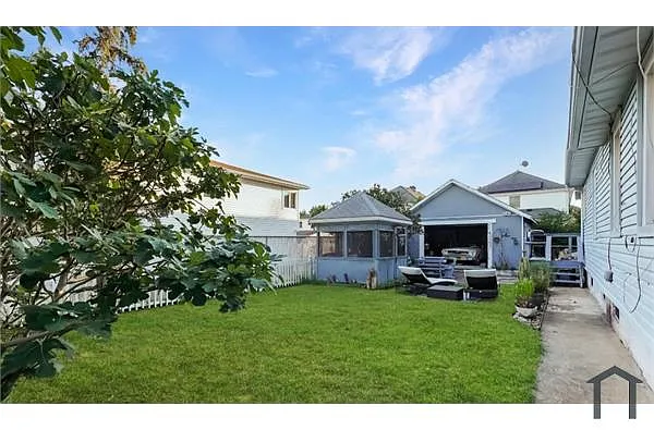 Building Photo - 552 Rockaway St #1