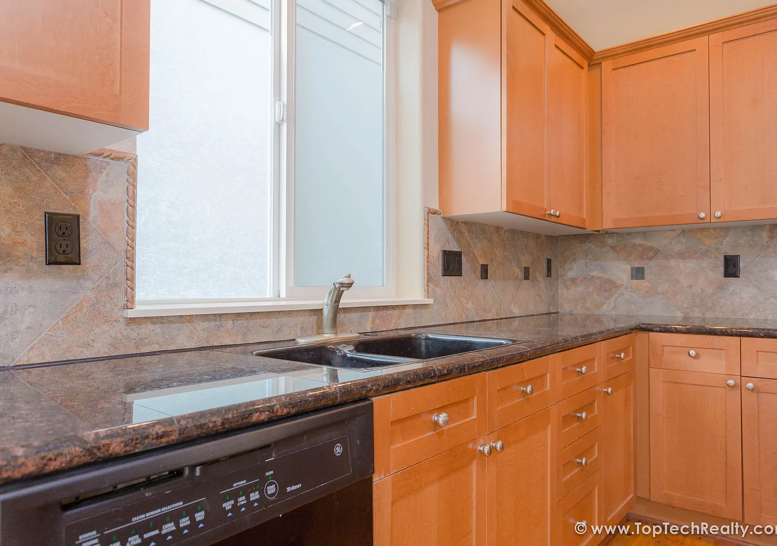 Lovely 4 BD* 2.5 BA* Single Family Home Located Near Quatama MAX Station, Tanasbourne Mall & Orenco! — Photo 4