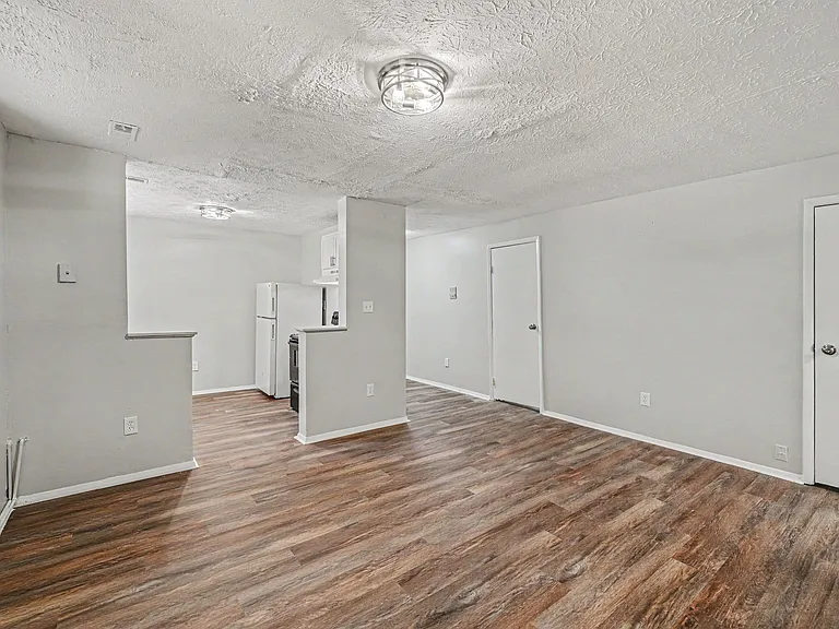 566 Glenwood Ave #5 — Photo 2
