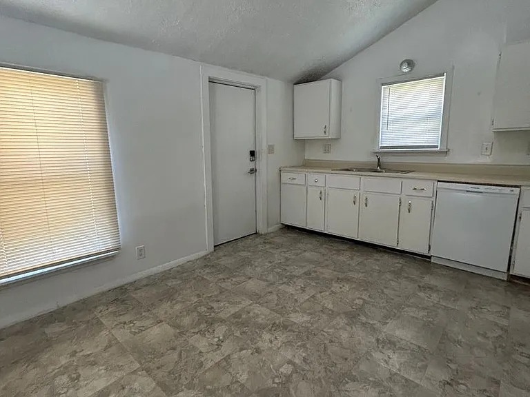 1402 Alabama St — Photo 3