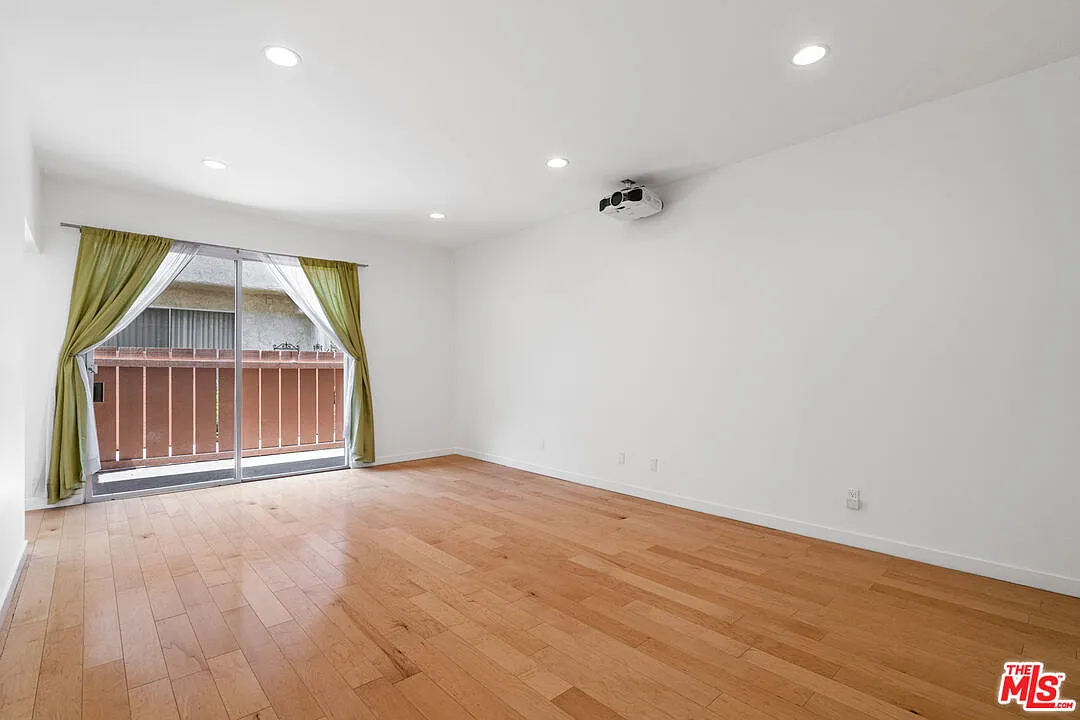 2 bed, 2.5 bath, 1380 sqft, $5,000 — Photo 2
