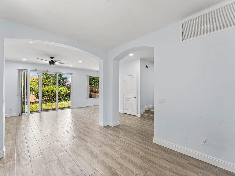 5477 Queenship Ct — Photo 17