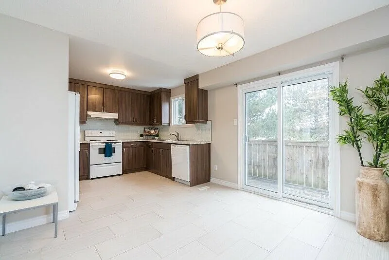 1855 Aldersbrook Road London — Photo 4