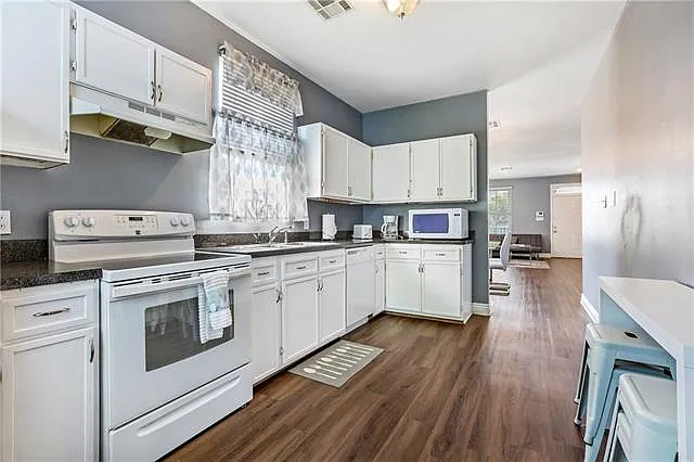 1512 N Robertson St — Photo 7