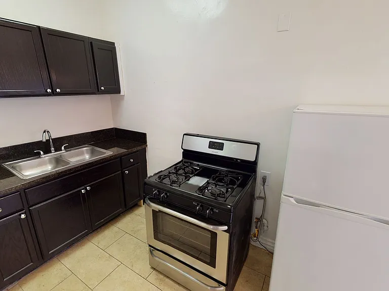 CT2 - Catalina Apts — Photo 25