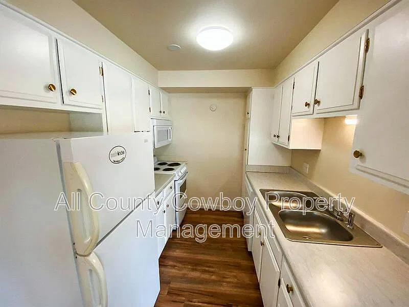 2 bed, 1.0 bath, $1,150 — Photo 2